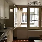 Old City Gem-Very Comfy Bed-Bakery Downstairs Bern